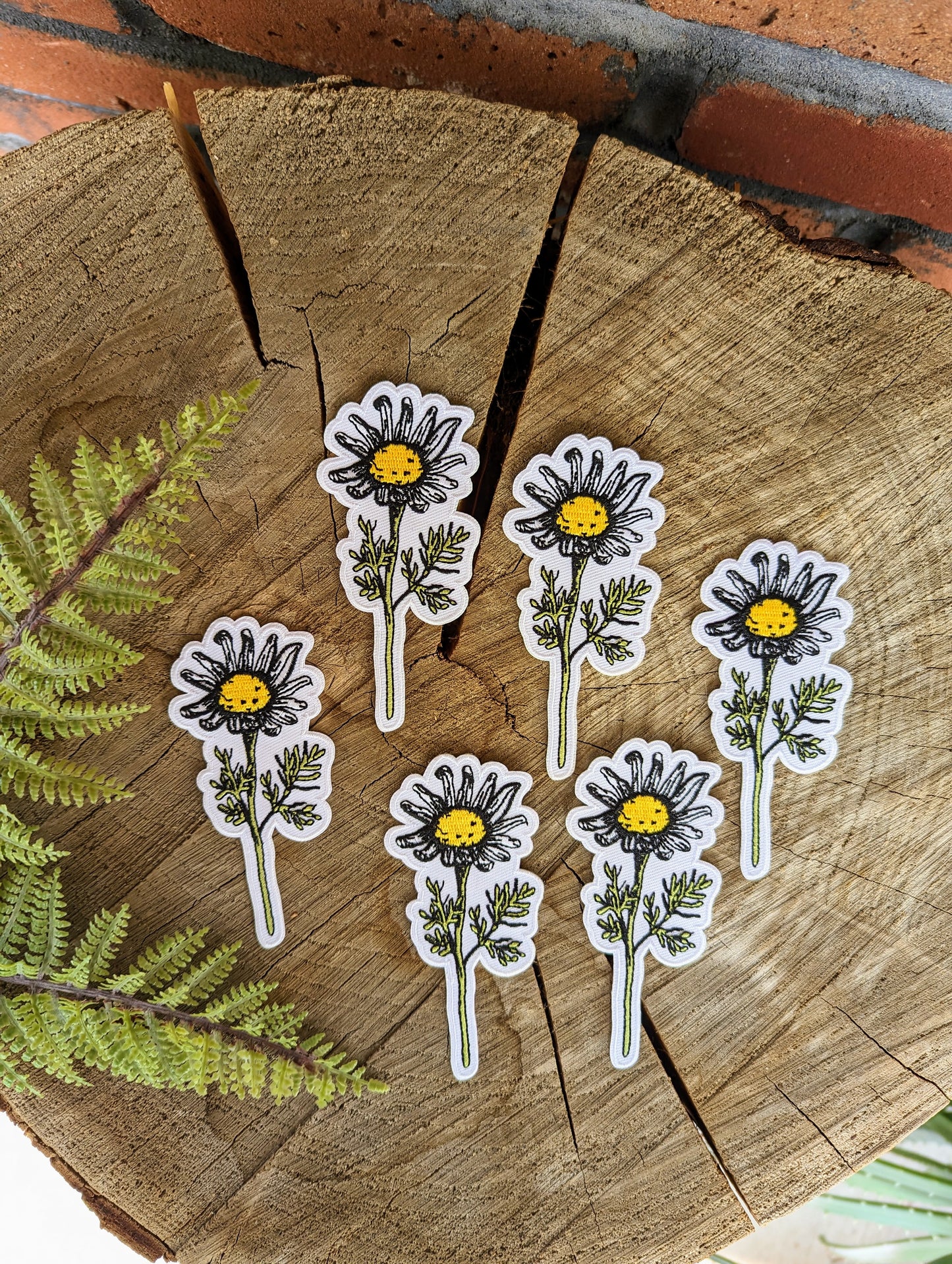 iron-on patch | daisy flower - 4" x 1.8"