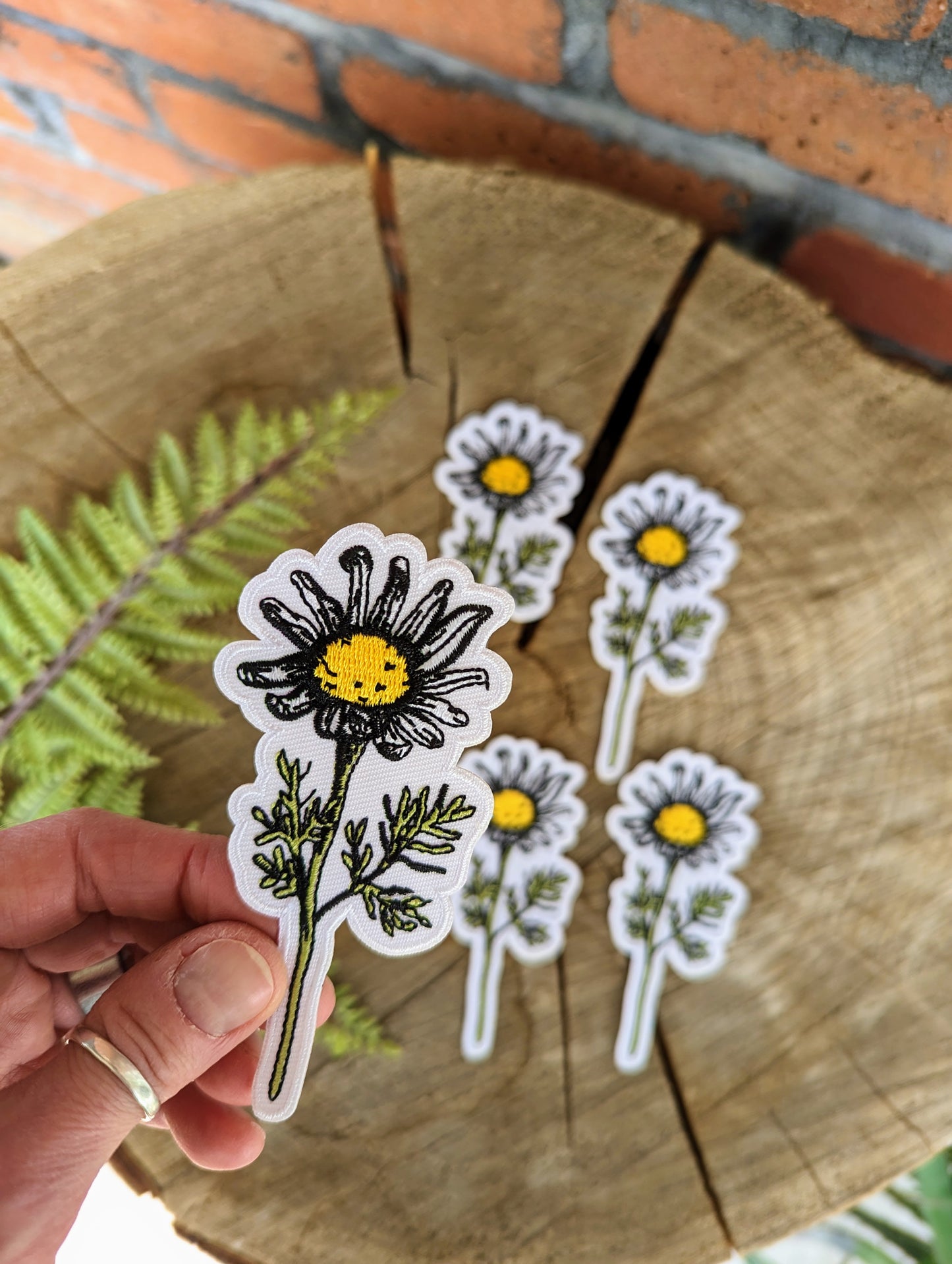iron-on patch | daisy flower - 4" x 1.8"