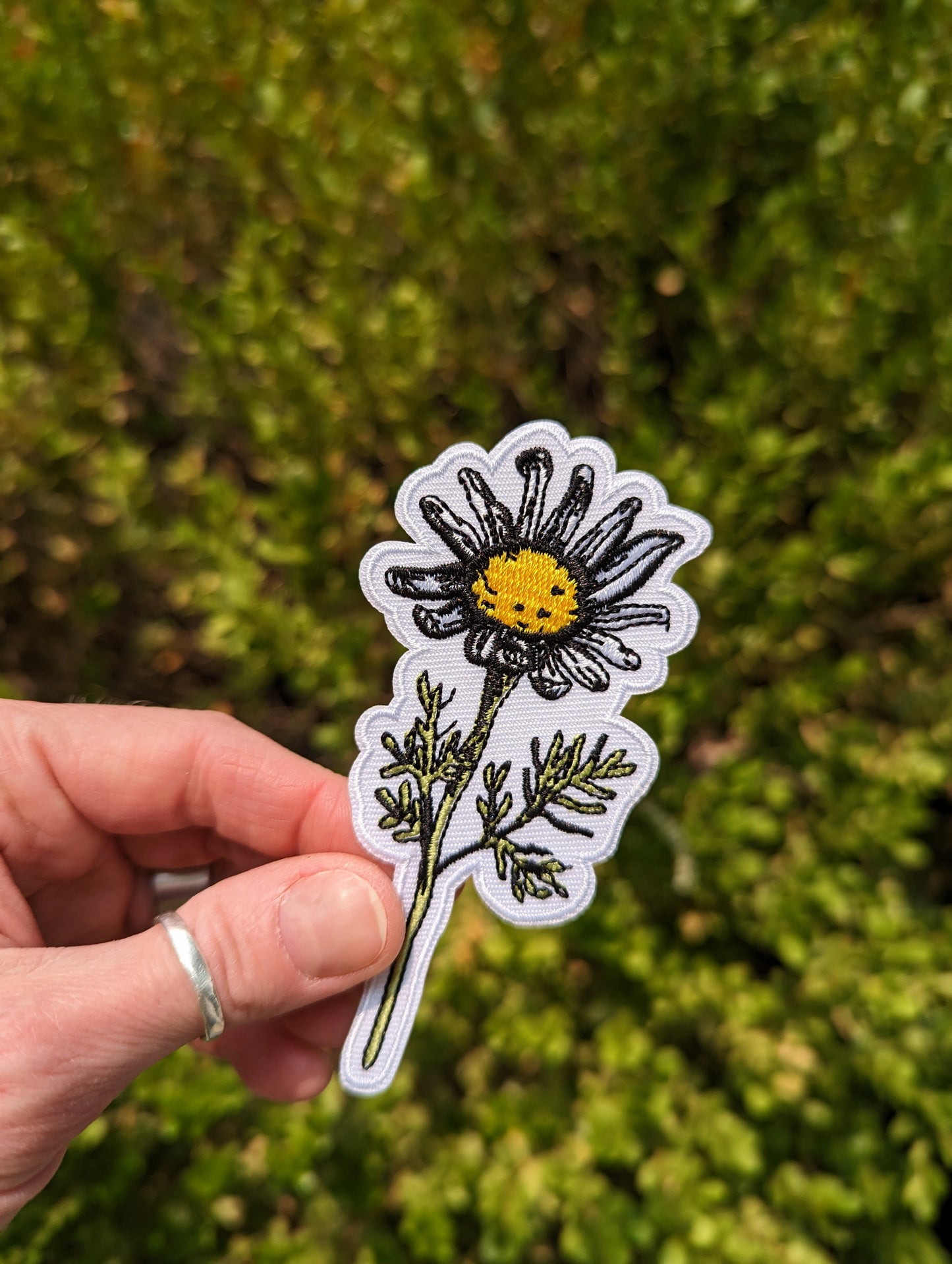 iron-on patch | daisy flower - 4" x 1.8"