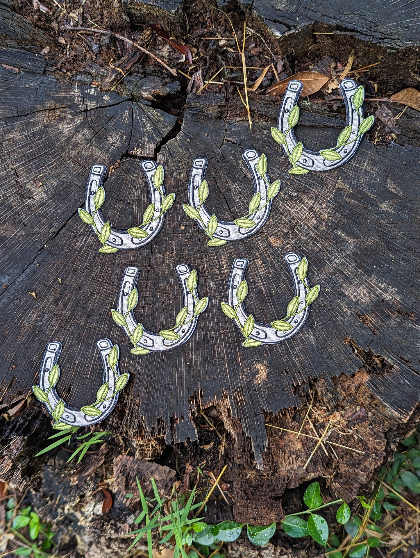iron-on patch | horseshoe with vines - 2.9" x 2.7"