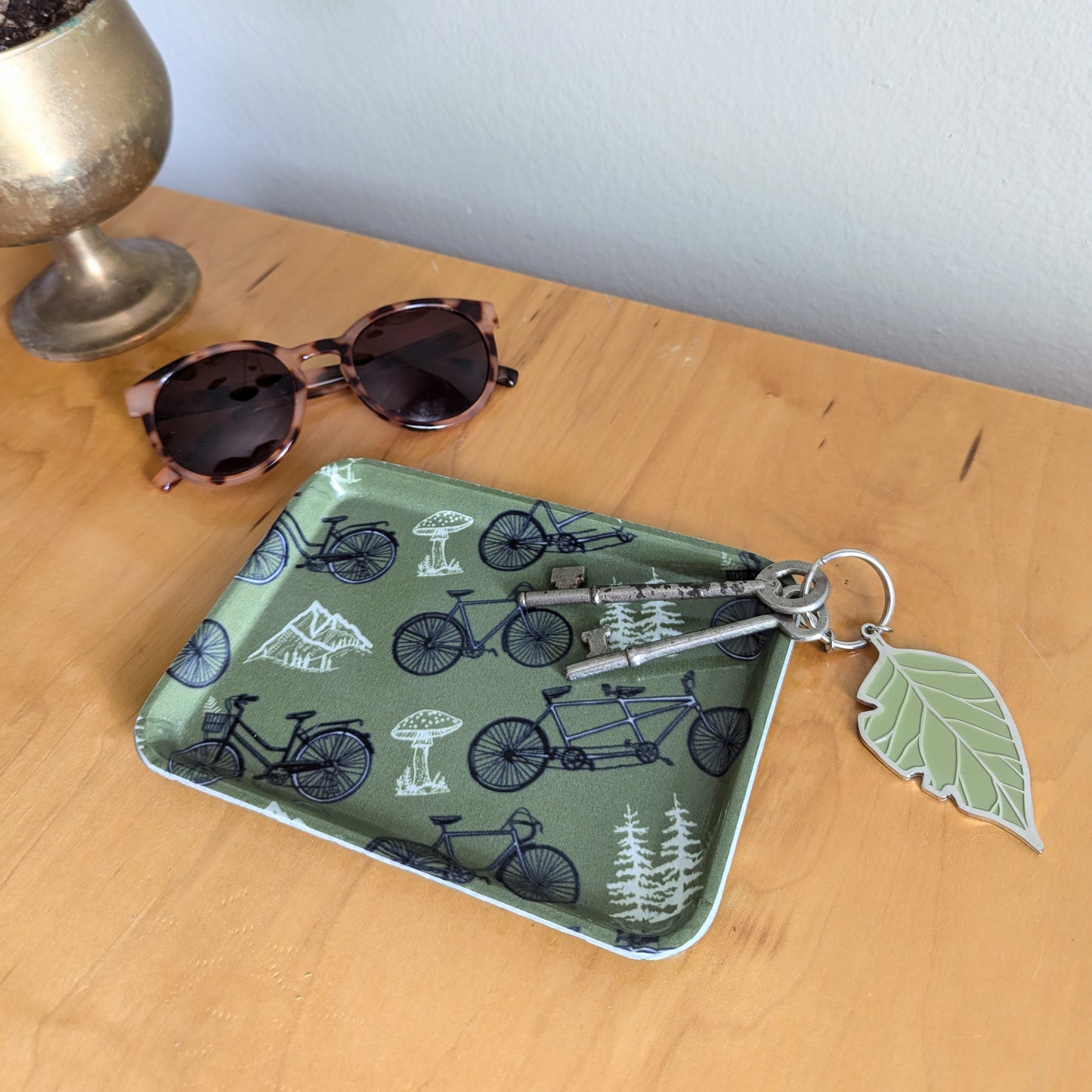 fiberglass tray | bicycle adventure - green bike pattern 7" x 5" dishwasher safe