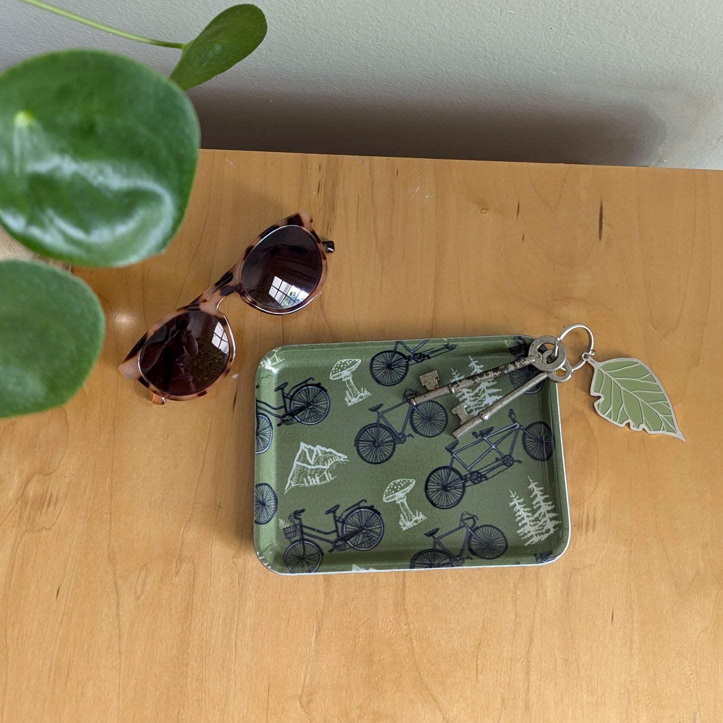 fiberglass tray | bicycle adventure - green bike pattern 7" x 5" dishwasher safe