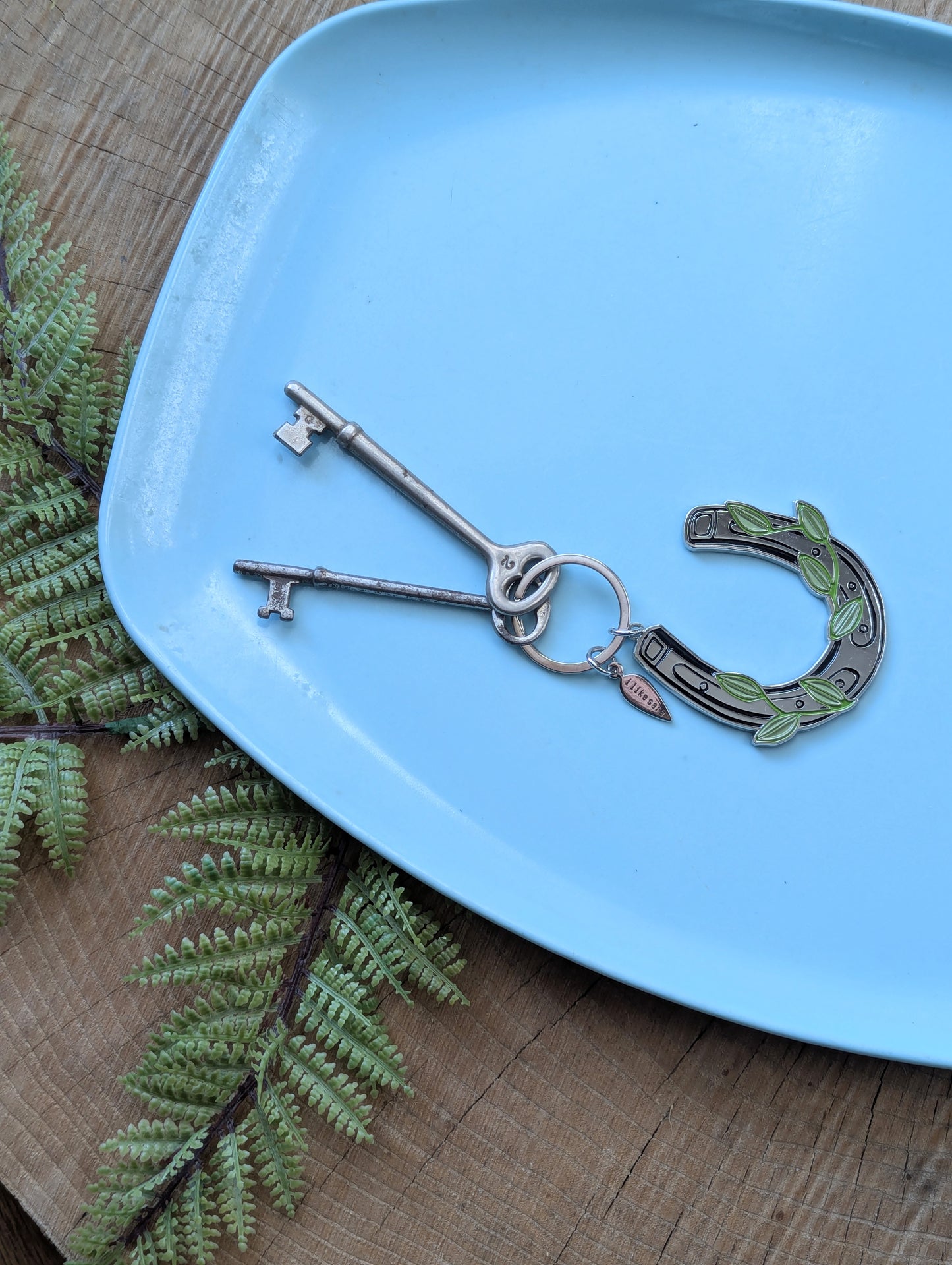 metal enamel keychain / purse charm | lucky vine horseshoe