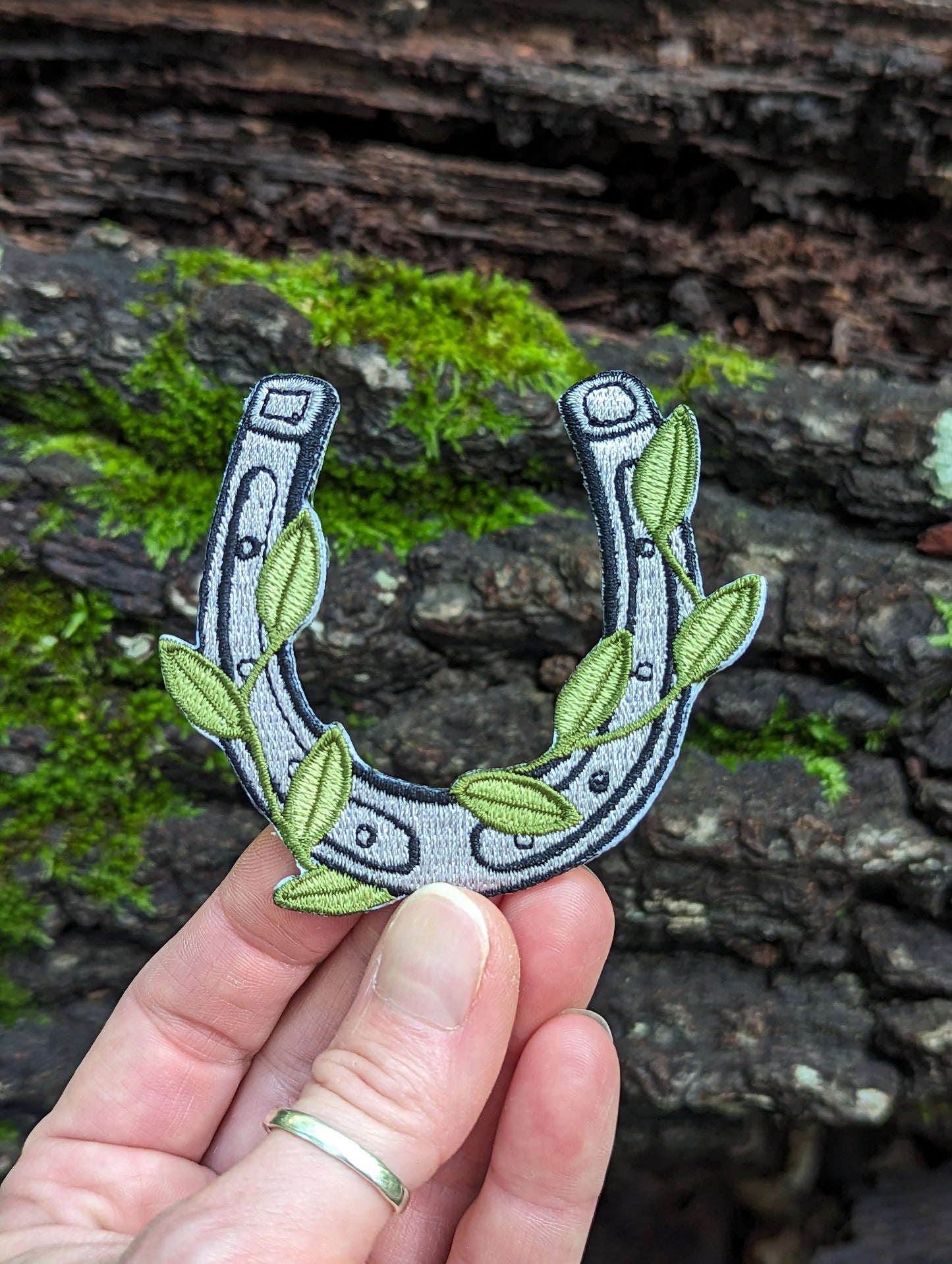 iron-on patch | horseshoe with vines - 2.9" x 2.7"