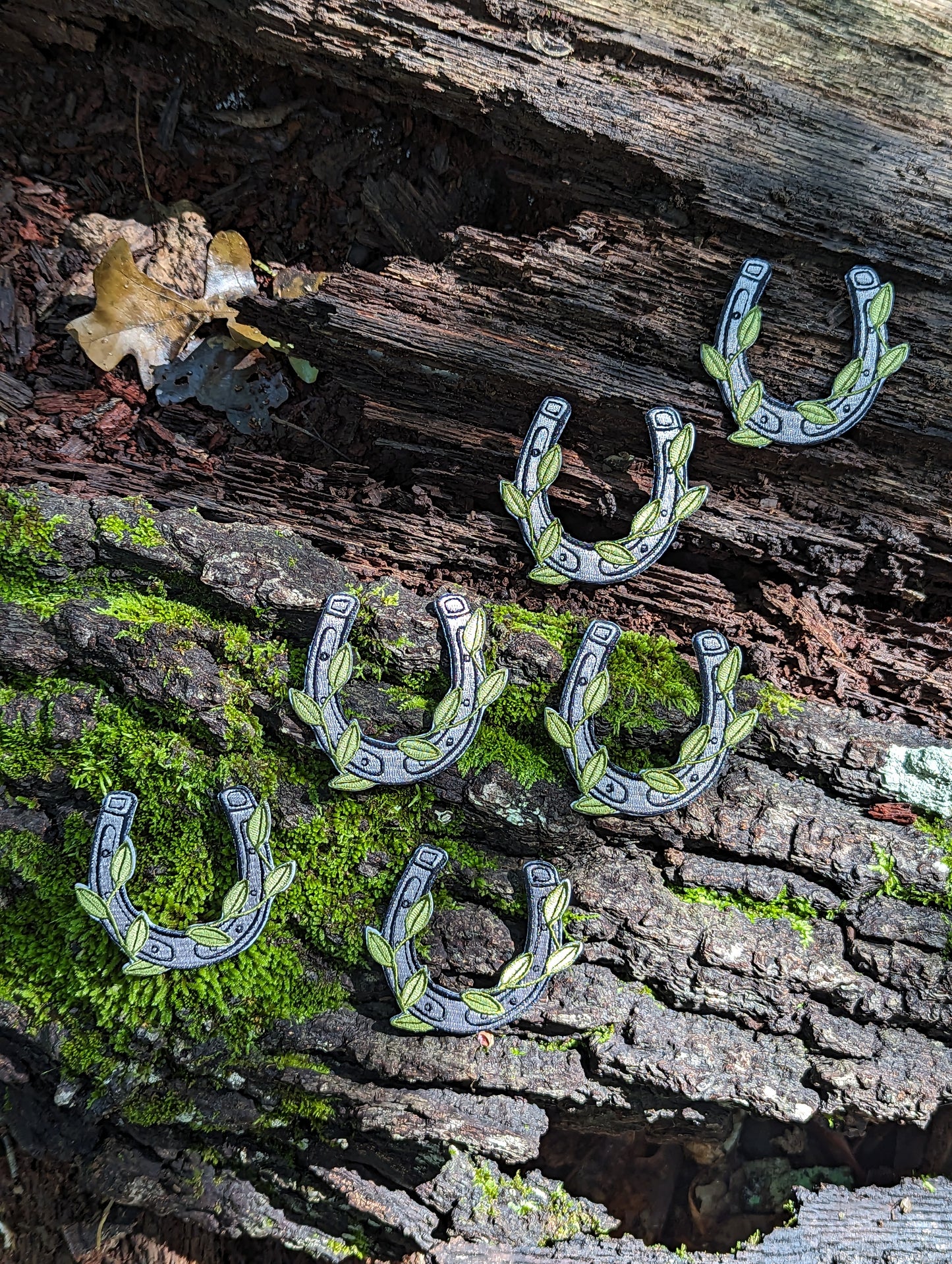 iron-on patch | horseshoe with vines - 2.9" x 2.7"
