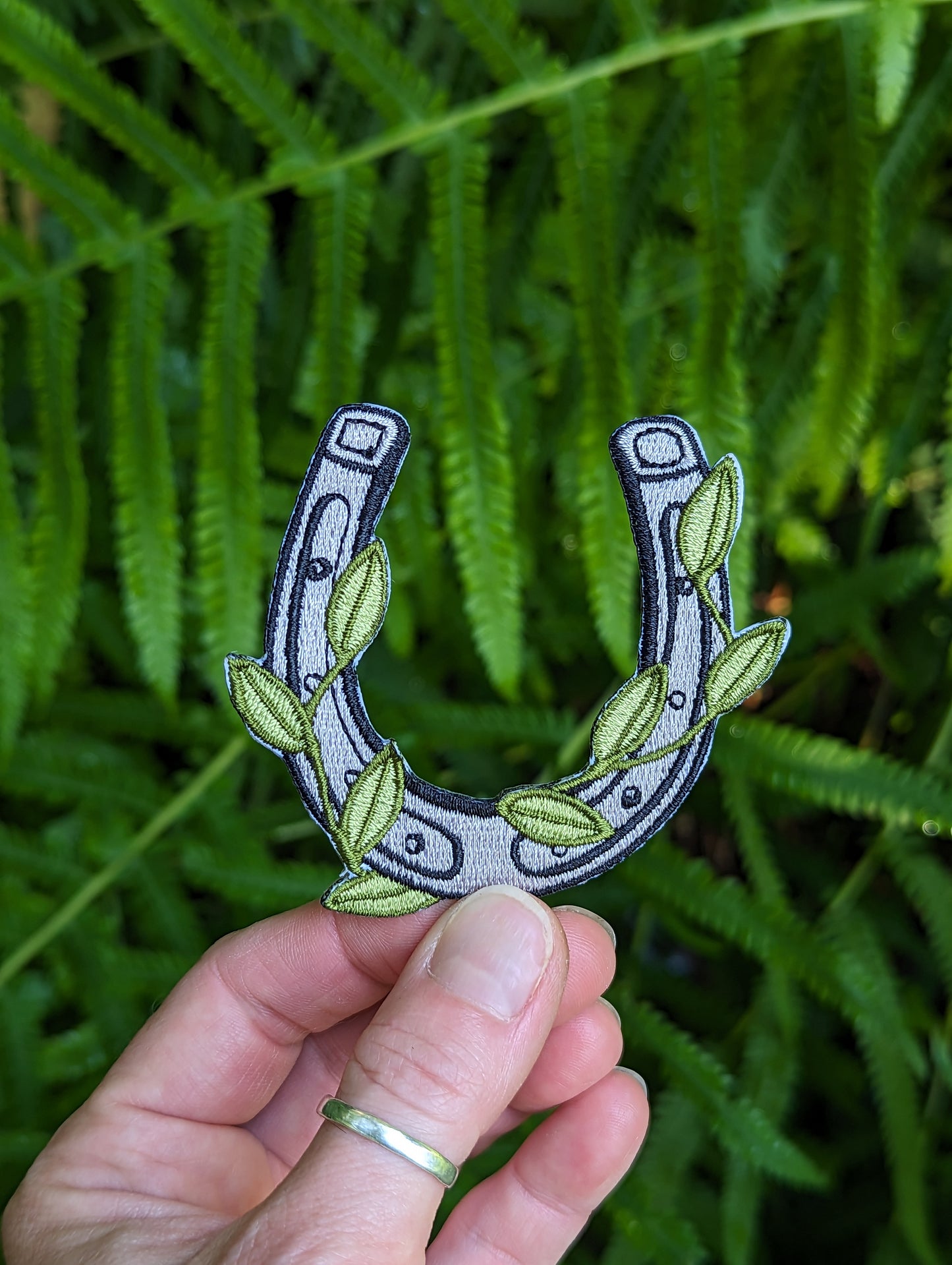 iron-on patch | horseshoe with vines - 2.9" x 2.7"