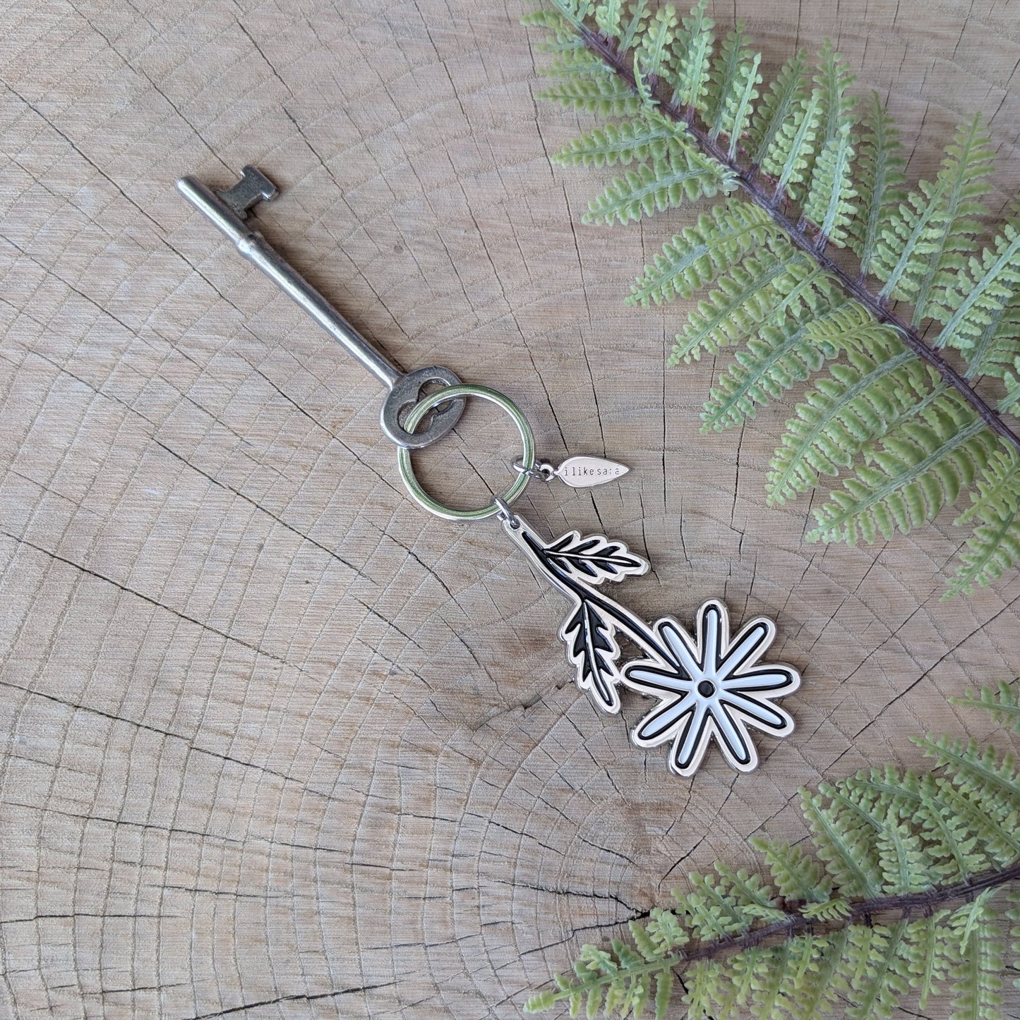 metal enamel keychain / purse charm | daisy flower