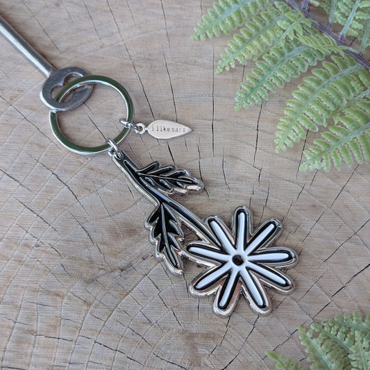 metal enamel keychain / purse charm | daisy flower