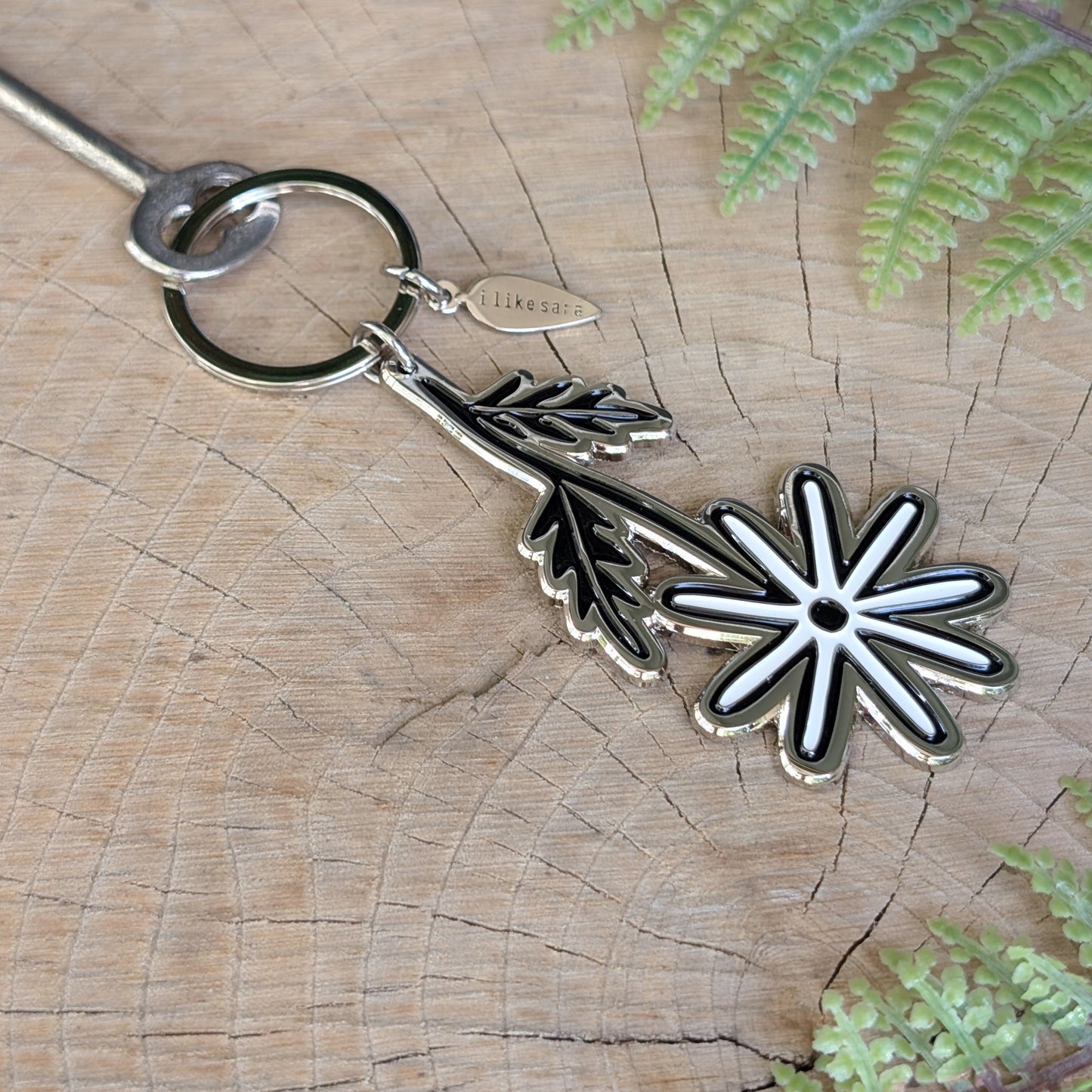 metal enamel keychain / purse charm | daisy flower