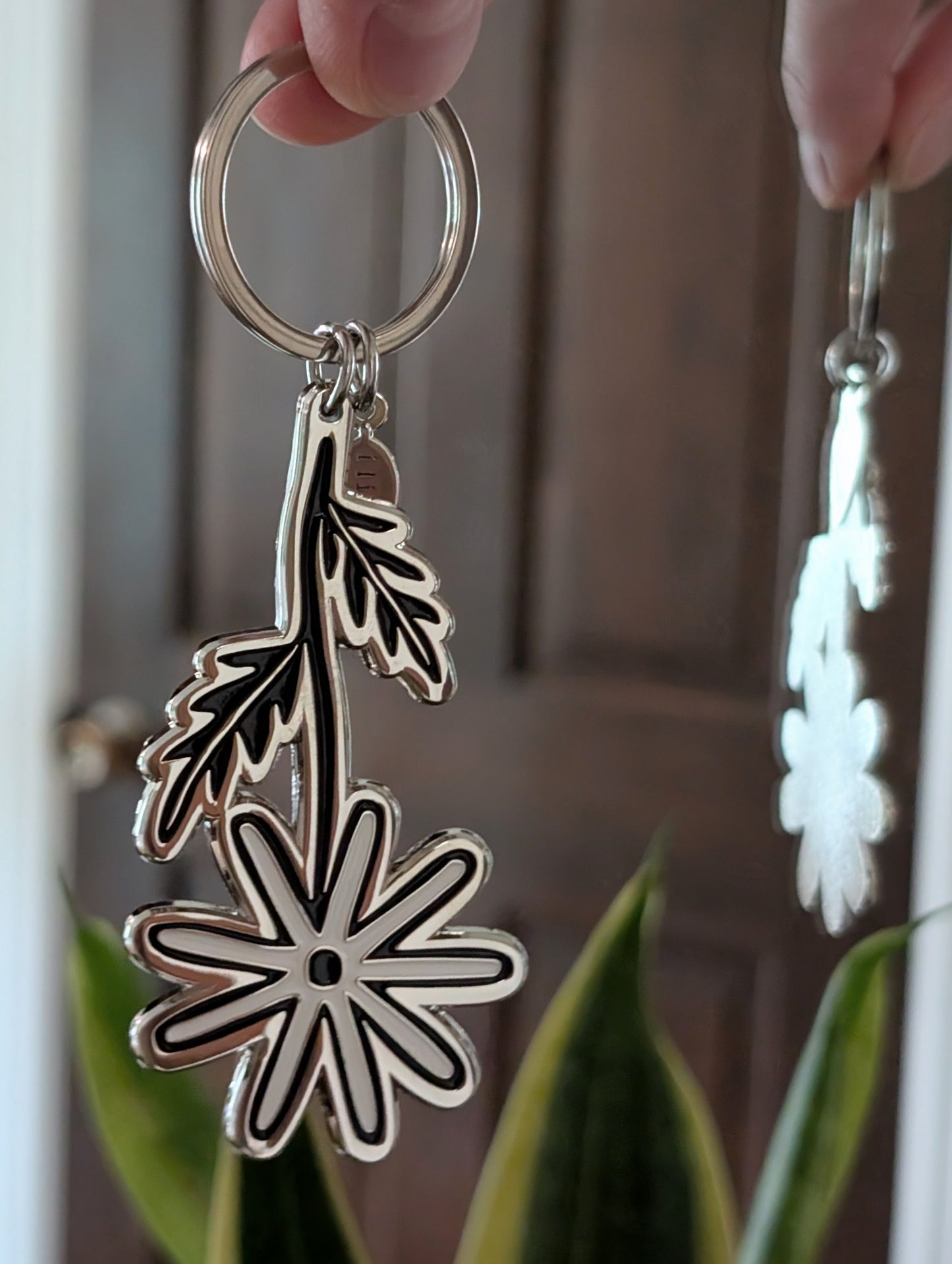 metal enamel keychain / purse charm | daisy flower