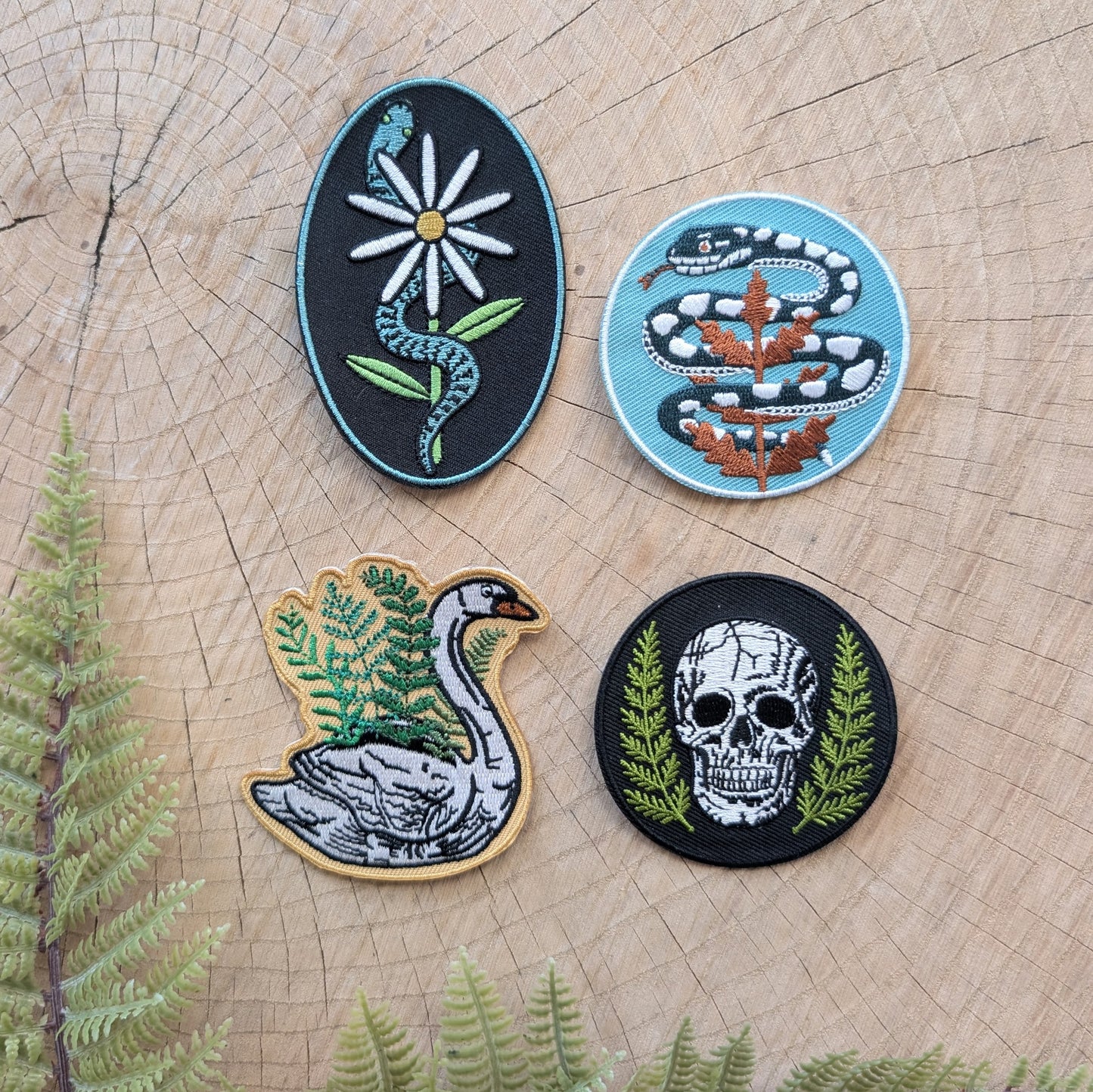 iron-on patch | serpent with daisy - snake & flower on black