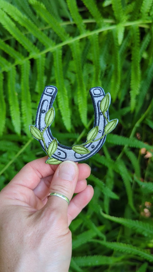 iron-on patch | horseshoe with vines - 2.9" x 2.7"